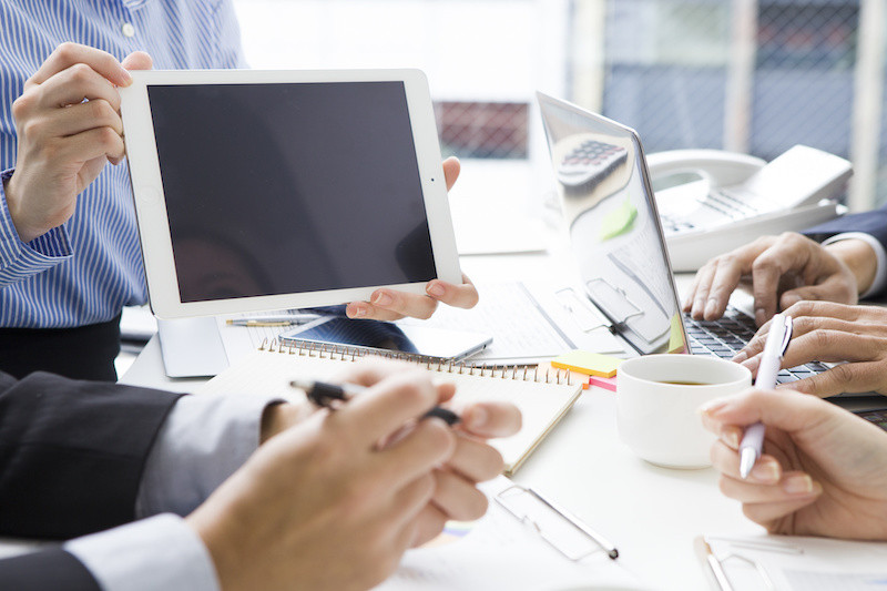 タブレットを見ながらの会議